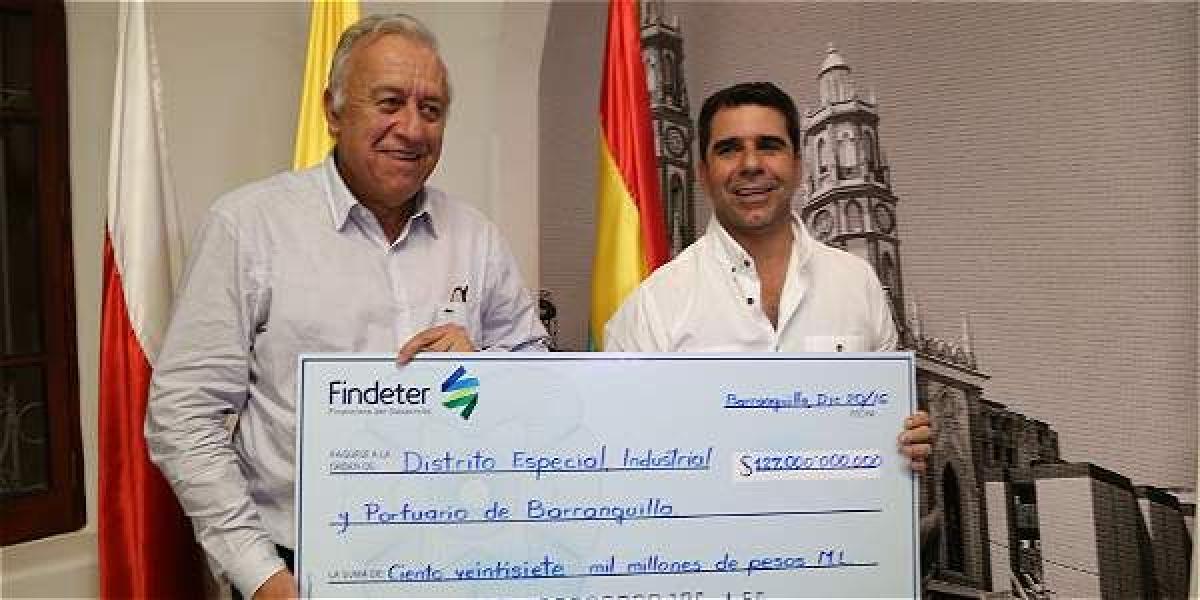 El presidente de Findeter, Luis Fernando Arboleda, durante la entrega del cheque  por 127.000 millones de pesos al alcalde de Barranquilla Alejandro Char.