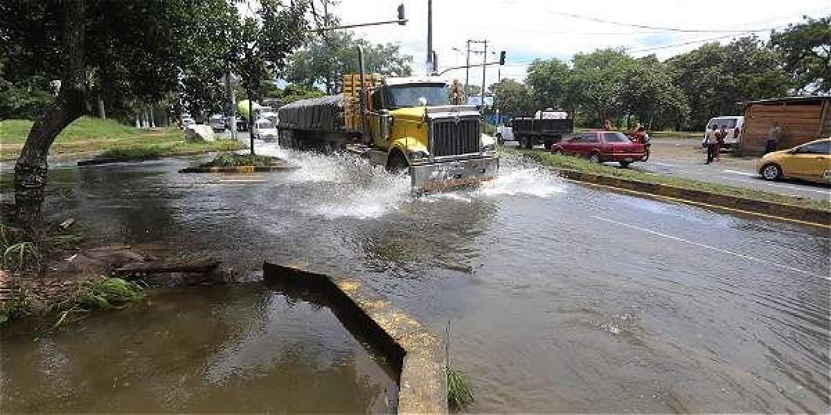 Usuarios del sector Piedra Grande, en la vía Cali-Jamundí, afirman que las inundaciones se presentan hace más de 20 días.