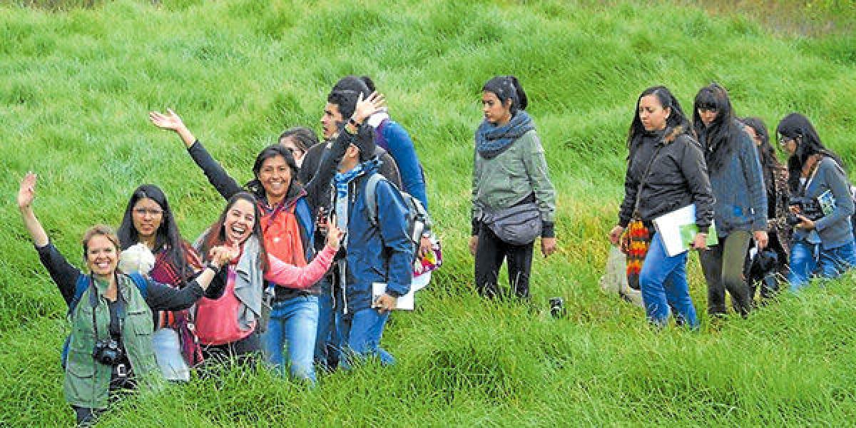 Voluntarios de Parques Nacionales Naturales guían a un grupo de visitantes durante un recorrido al humedal El Salitre, en Bogotá.