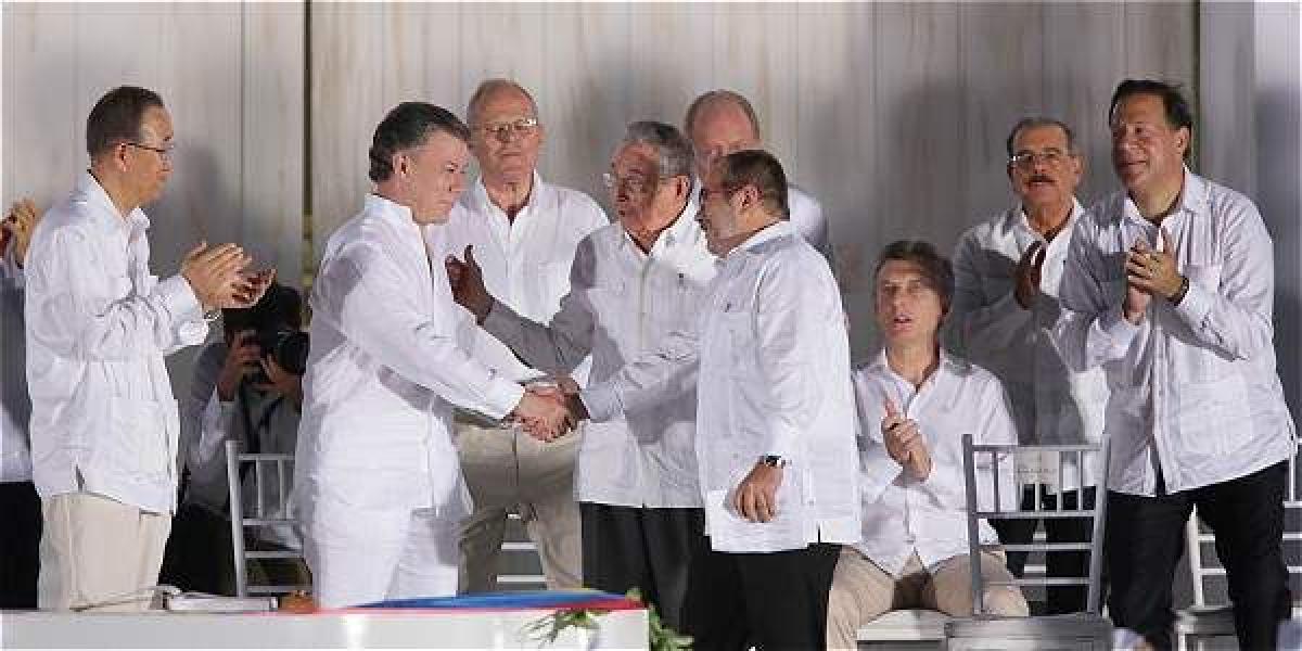 El presidente de Colombia, Juan Manuel Santos, y el líder de las Farc, Rodrigo Londoño, durante la firma de paz el pasado 26 de septiembre en Cartagena.