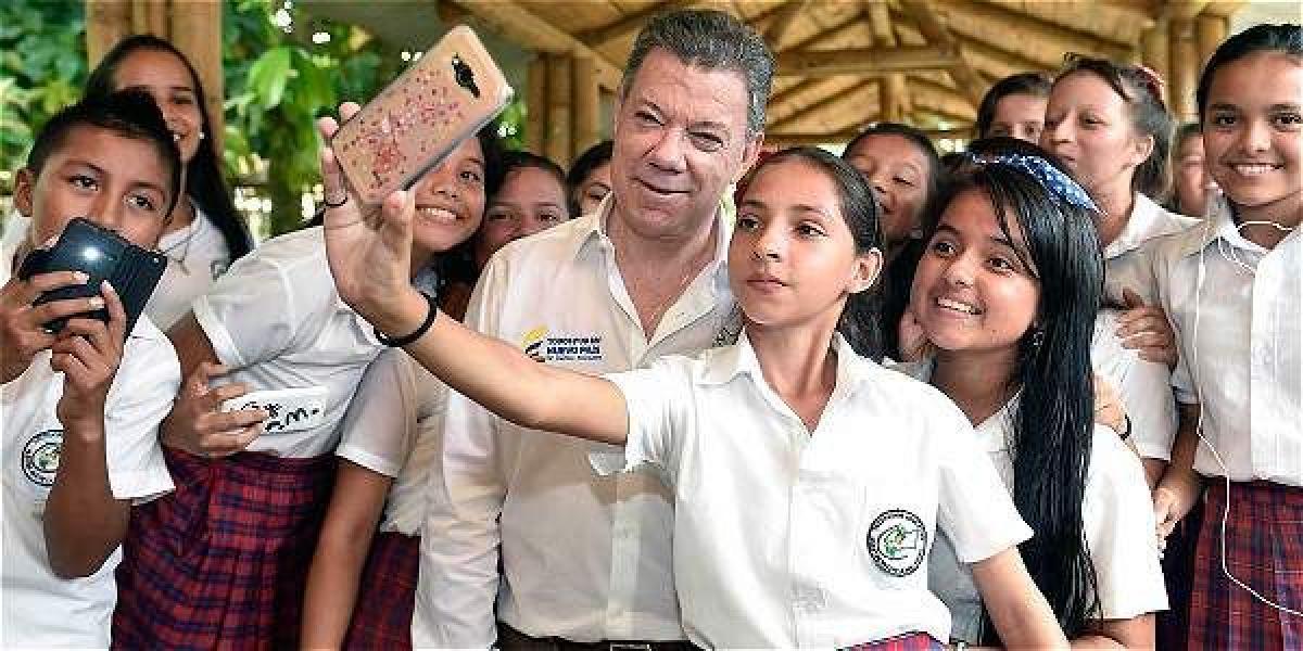 El presidente Santos durante su visita ayer, a La Macarena (Meta), una de las zonas más golpeadas por el conflicto.