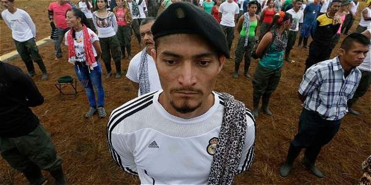 Un miembro de la guerrilla portaba una camisa del Real Madrid, el sábado, cuando iniciaba la conferencia.