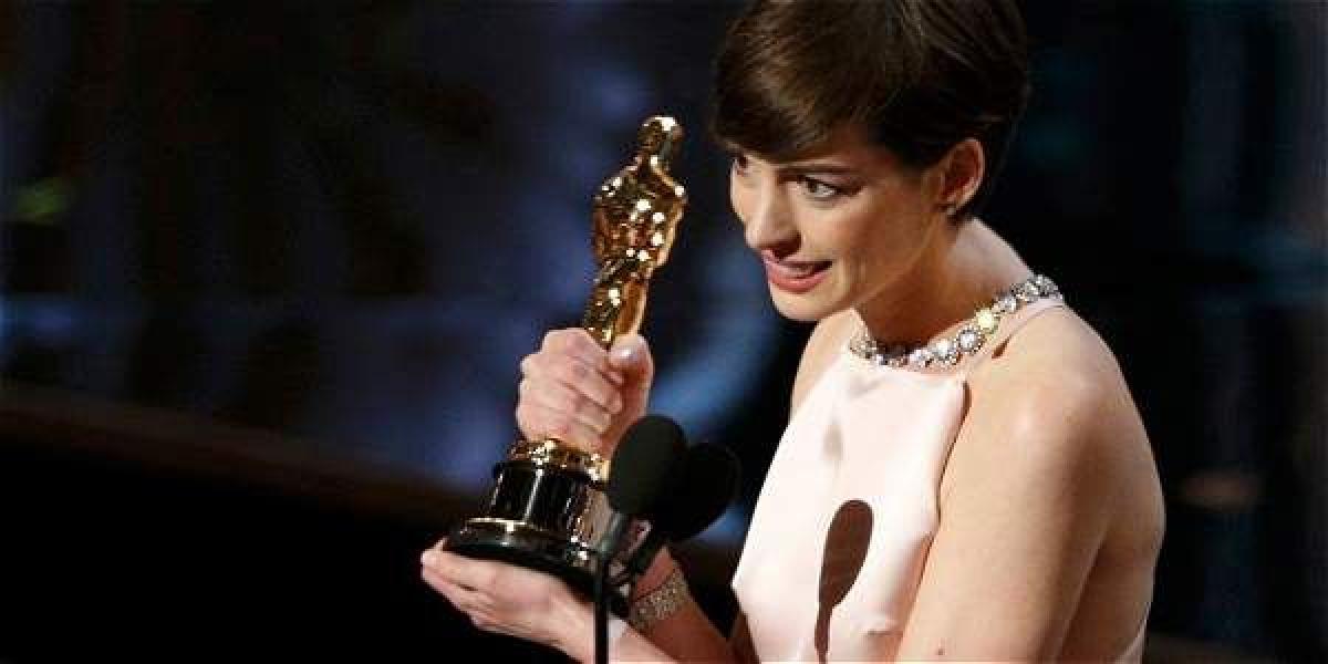 Anne Hathaway la estatuilla dorada en 2013 por interpretar a Fantine en 'Los miserables'.
