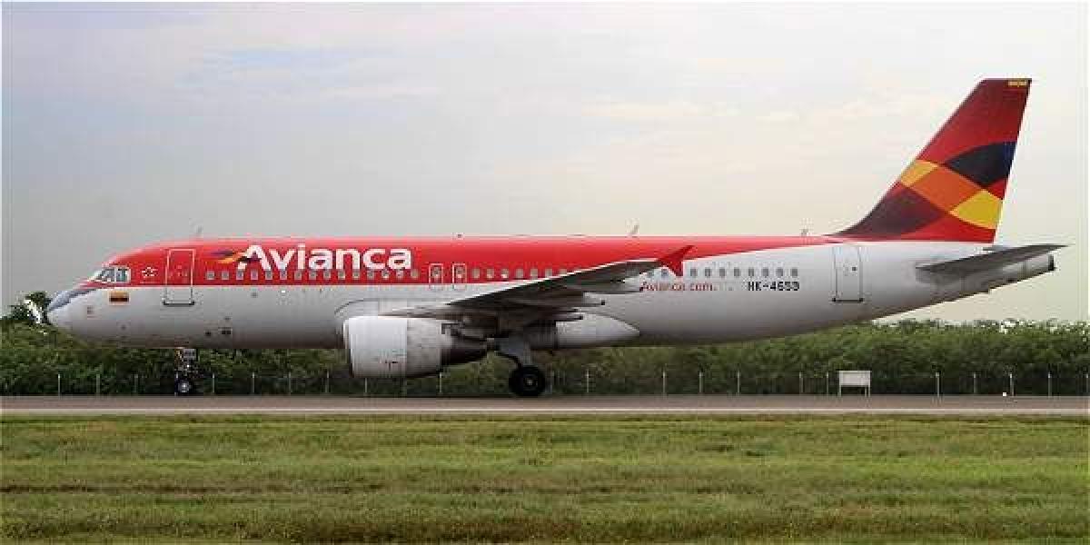 La tripulación del avión colombiano se comunicó con Bogotá para informar sobre la presencia de la otra aeronave, que le seguía tan de cerca que en el avión de Avianca se activó el sistema TCAS.