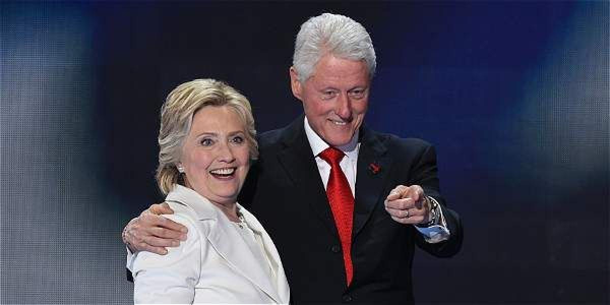 En 2015, los Clinton realizaron donaciones por un millón de dólares, en su mayoría a la Fundación Clinton, y el ex presidente Bill Clinton recibió casi 5,3 millones de dólares por dar conferencias.