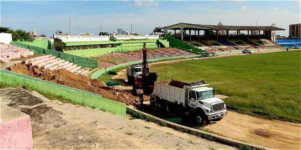 El viejo estadio de fútbol Romelio Martínez, comenzó a ser remodelado con miras a las juegos que se celebrarán en dos años en Barranquilla.