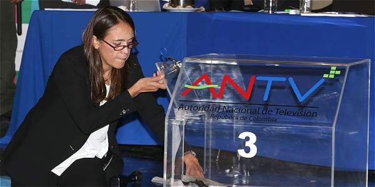 La directora de la ANTV, Ángela Mora, abrió el cofre en donde estaba depositado el documento con el precio del canal.