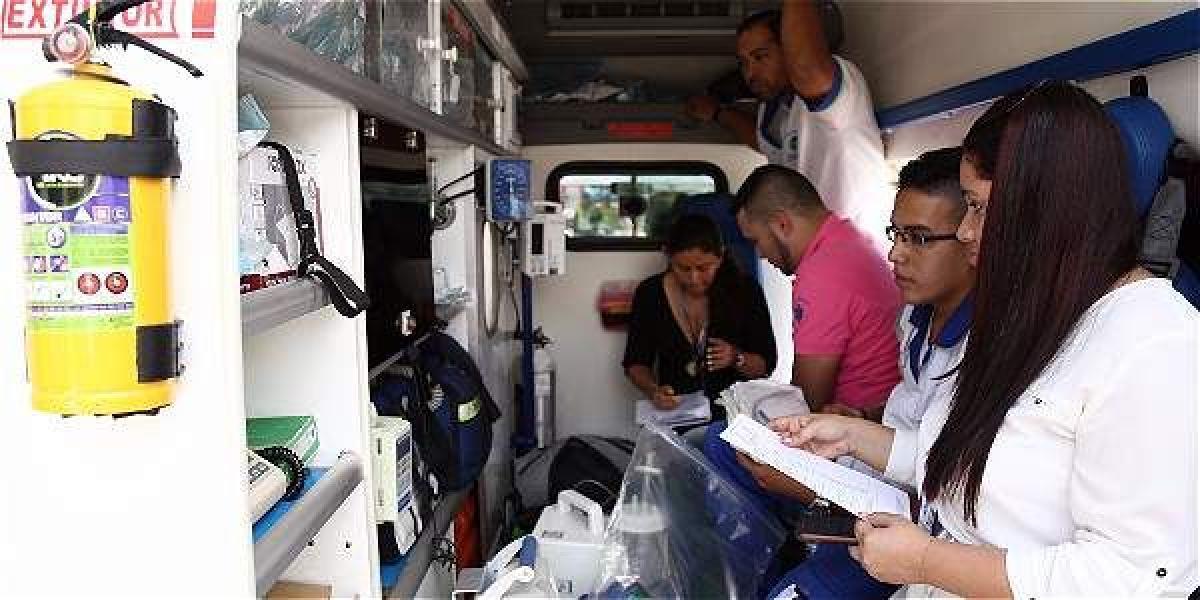 Funcionarios de Salud realizan inspección de todos los elementos dentro de la ambulancia. El aseo es importante.