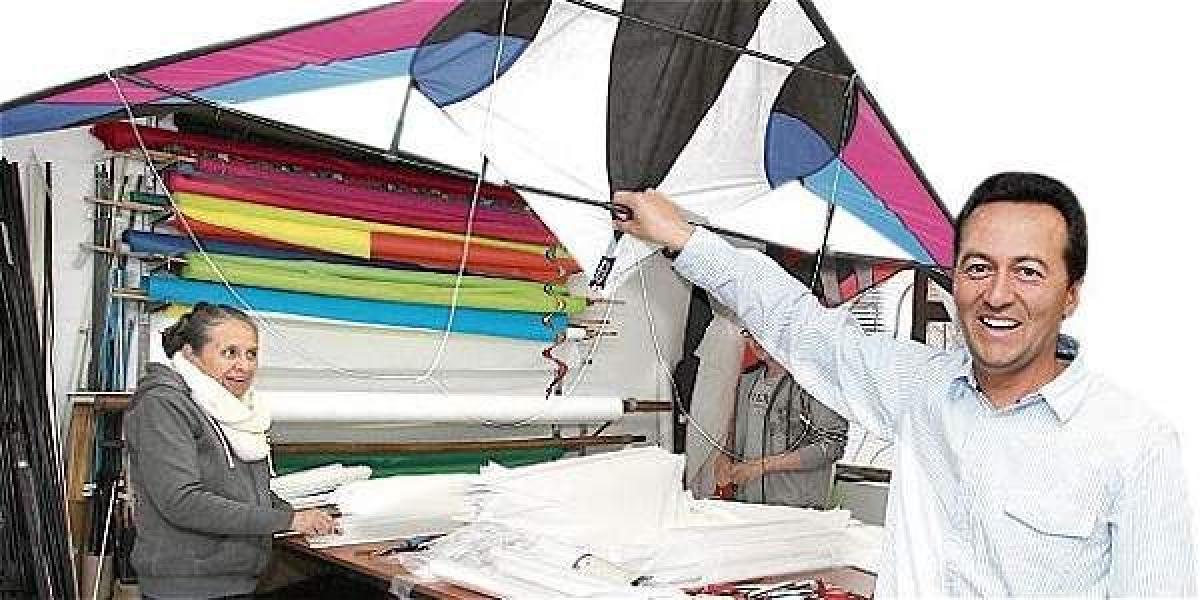 Para el experto en fabricación de estas voladoras, Óscar Muñoz, el mejor material de trabajo es la tela impermeable.
