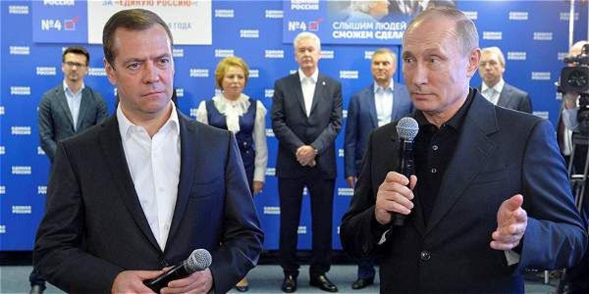 El presidente ruso, Vladimir Putin (der.), y el primer ministro Dmitri Medvedev se dirigen a los militantes de Rusia Unida en Moscú.