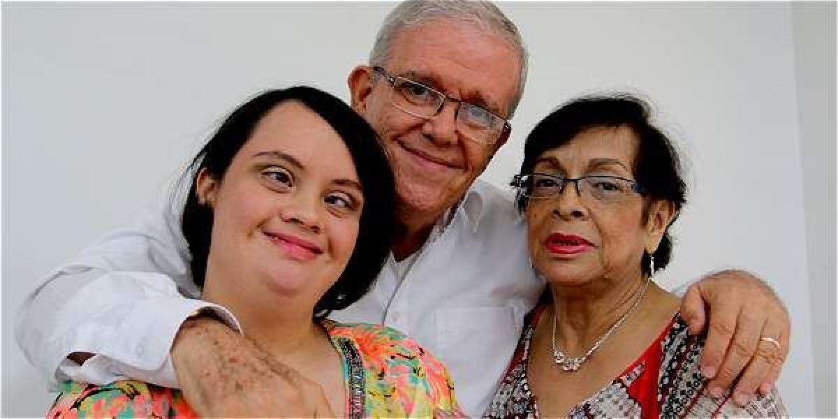 Ana María, con sus padres, en la visita a EL TIEMPO. Aseguran que el amor de familia les sirvió para enfrentar los retos.