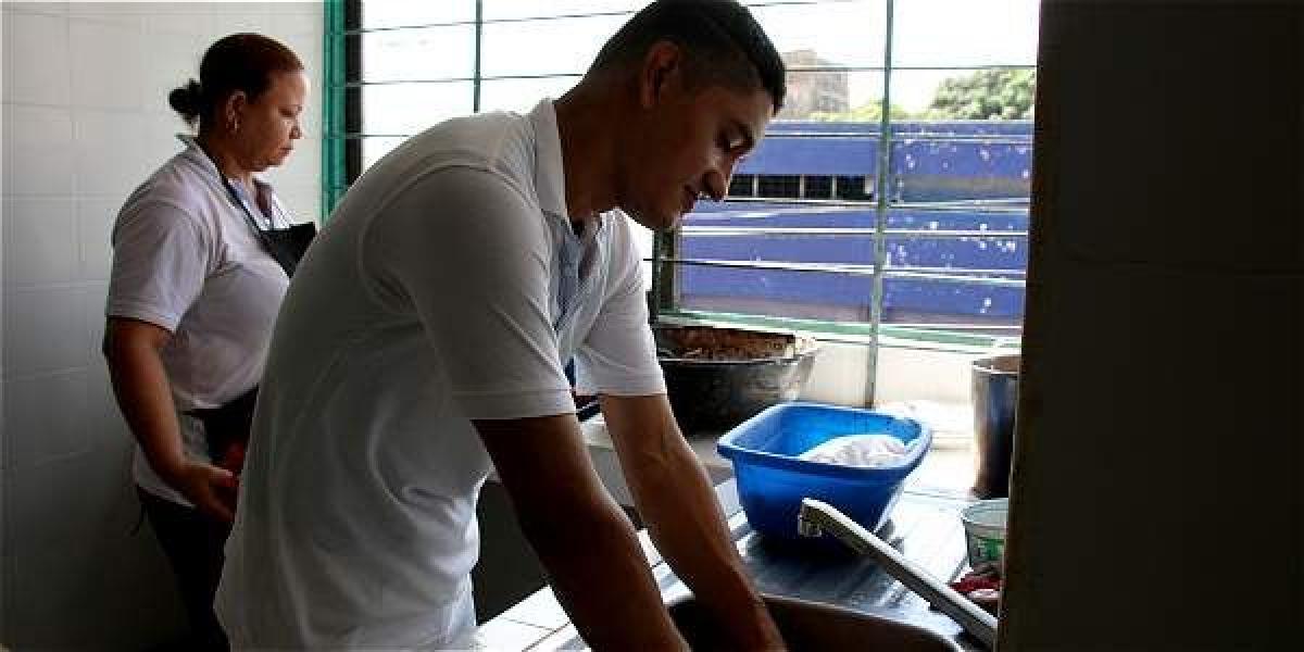En el Hogar de Paso de Barranquilla hay 100 exhabitantes de calle. Francisco trabaja allí como ayudante de cocina.