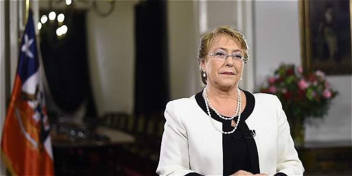 Michelle Bachelet, presidenta de Chile, dijo que aumentará la cotización, pero con cargo al empleador y en un plazo de 10 años.