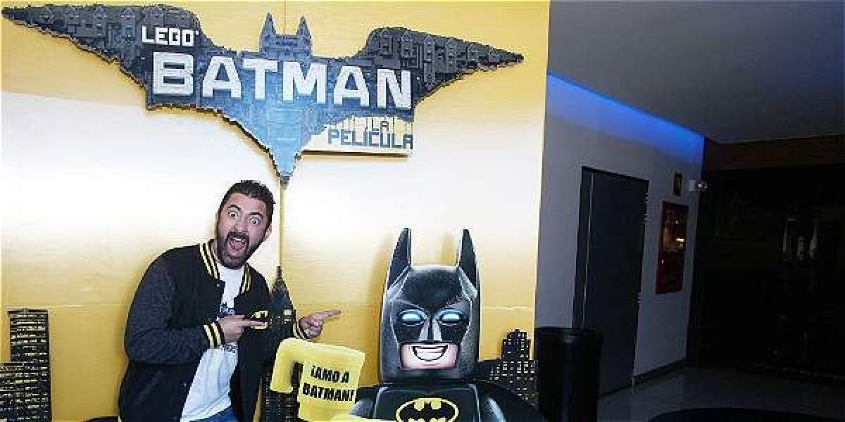 Iván Marín, humorista que dobla la voz de Batman en la película "Lego Batman".