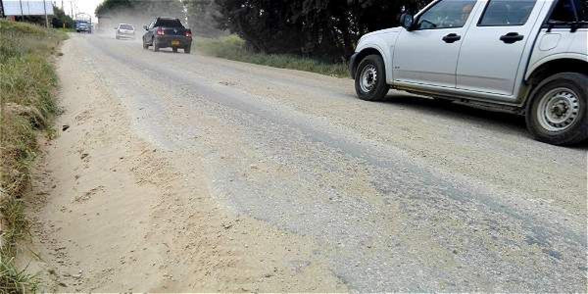 En un tramo de 12 kilómetros se encuentran pedazos reparados y otros con grietas y polvo.