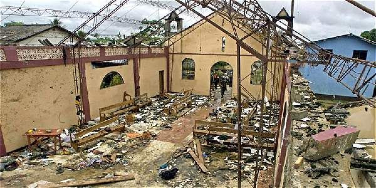 Así quedó la iglesia de Bojayá, Chocó, en la que se refugiaban 300 personas, luego de que las Farc lanzaron un cilindro bomba.