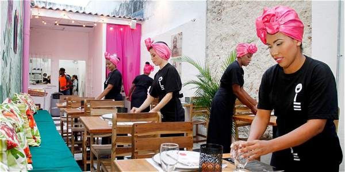 El uniforme que utilizan las trabajadoras es camiseta y pantalón negro, turbante y sandalias rosadas.