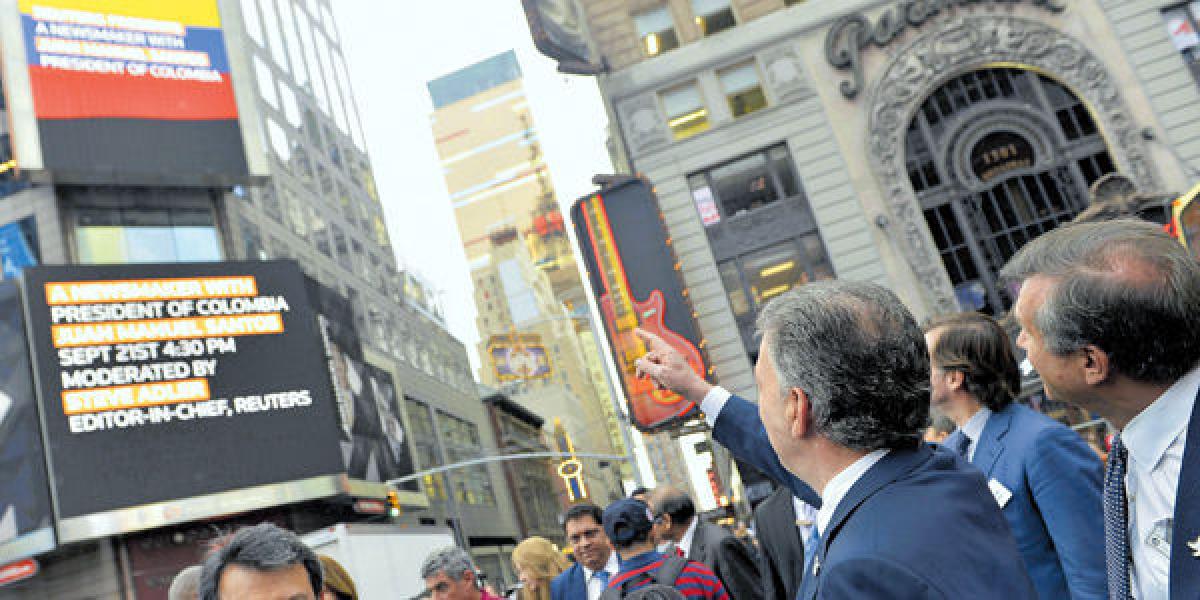 El presidente Juan Manuel Santos señaló con su mano el tricolor colombiano expuesto sobre la inmensa fachada.