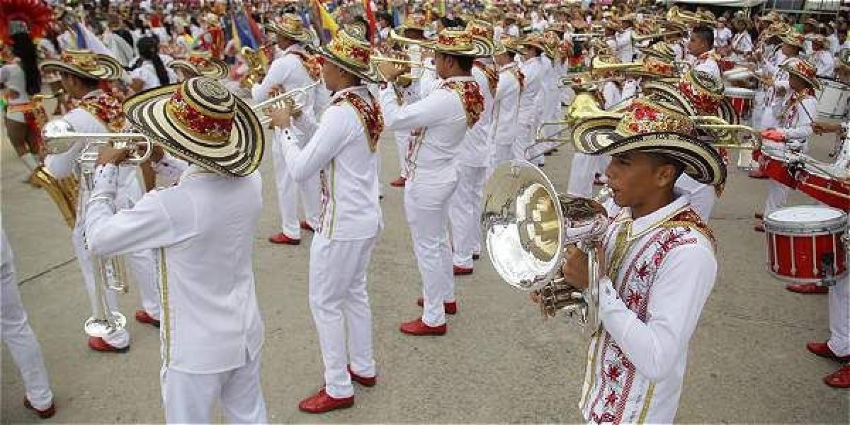Desfile inaugural del concurso nacional de bandas que en esta versión inició con 35 grupos de todo el país y dos bandas internacionales.