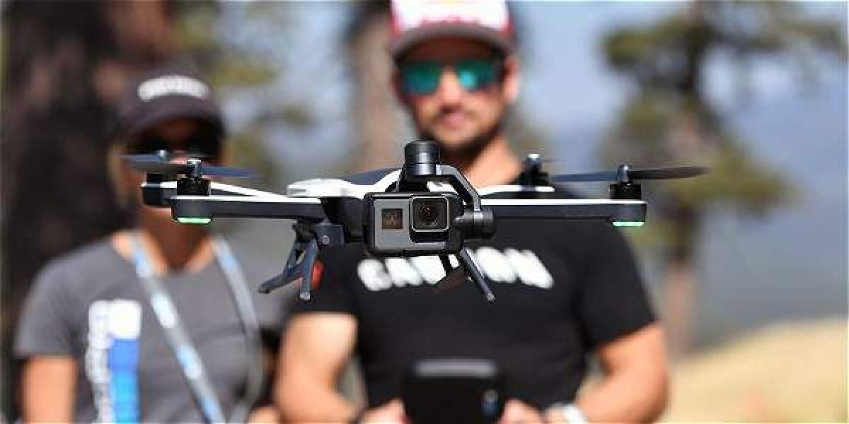 El dron es plegable, puede llevarse en un morral y  saldrá al mercado con un costo inicial de 799 dólares.