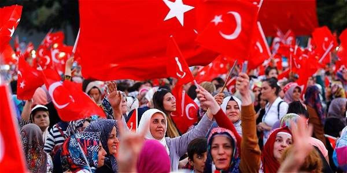 La Fiscalía General de Estambul ordenó este viernes la detención de 103 miembros de la universidad técnica de Yildiz en Estambul, y hasta el momento 73 académicos fueron puestos bajo custodia.
