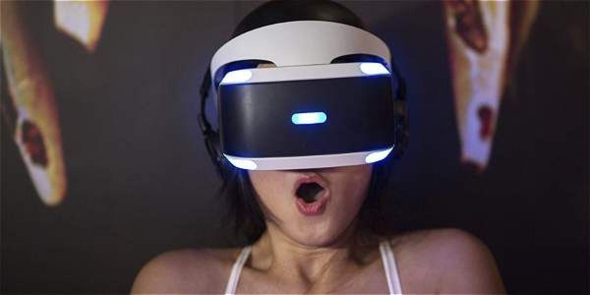 Una joven prueba un juego de realidad virtual.