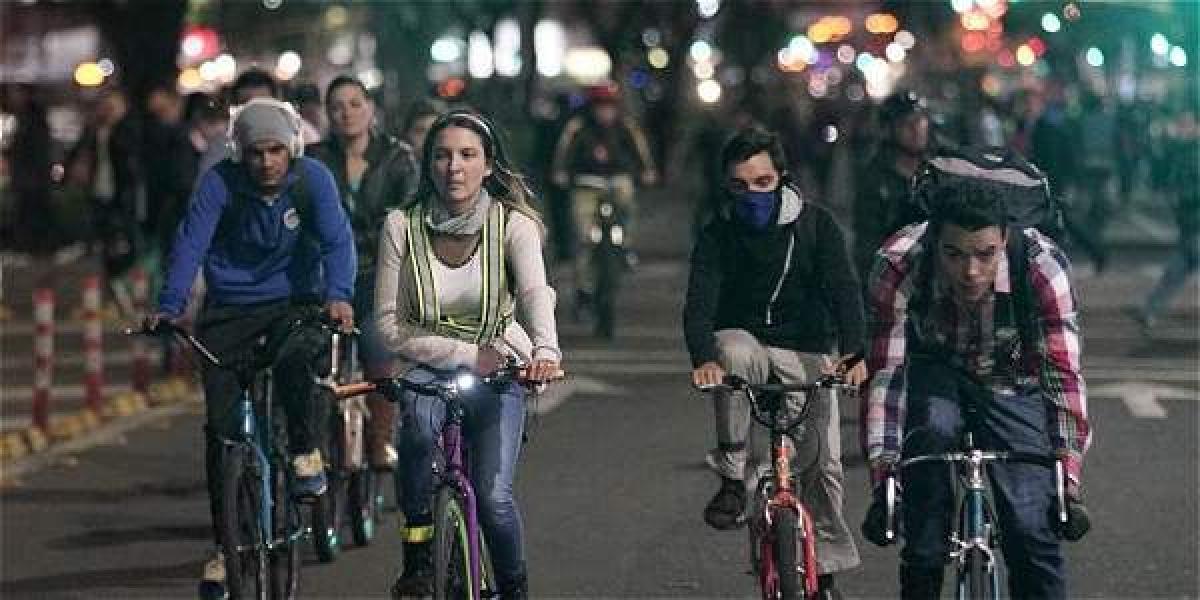 La ciclovía nocturna da inicio al Festival de Verano en Bogotá.
