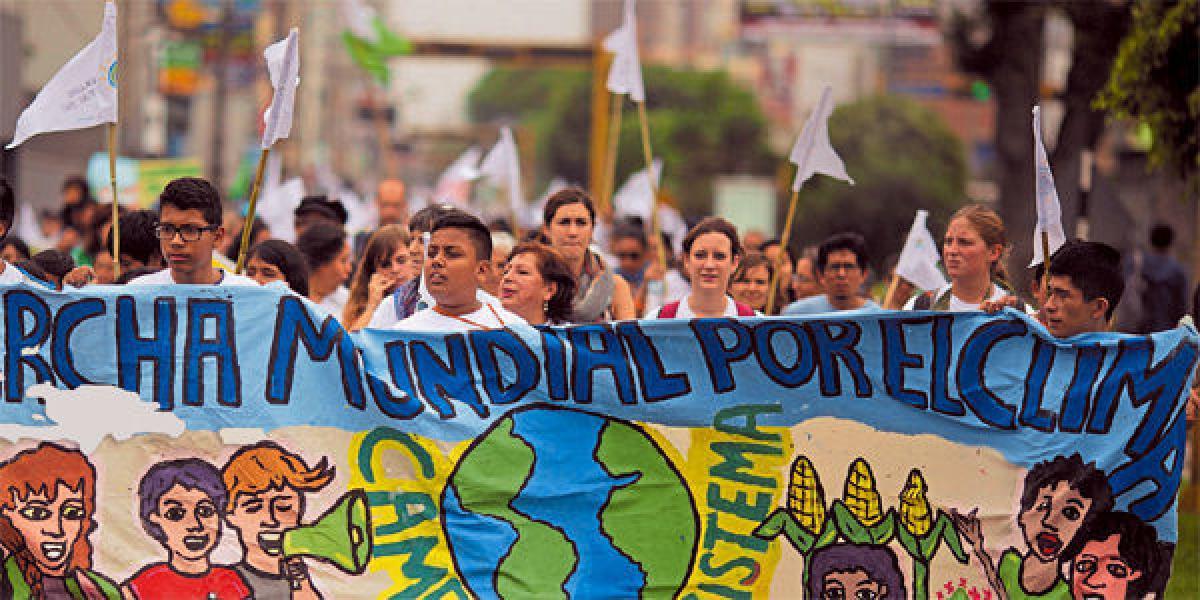 Un grupo de jóvenes peruanos protesta en Lima contra el cambio climático.