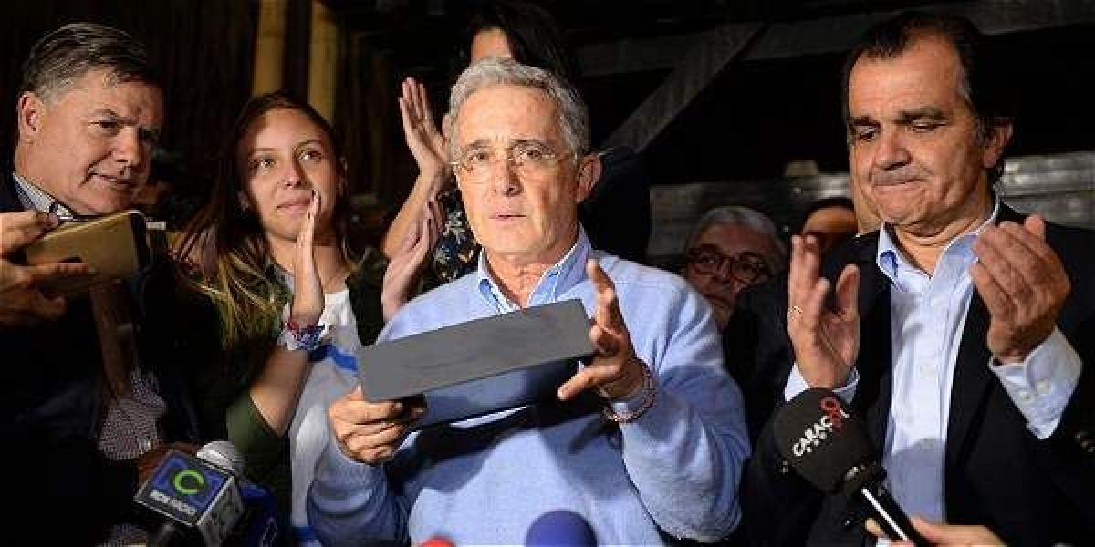 El expresidente Uribe se pronunció desde Rionegro. Con él, el gerente de la campaña, Juan Carlos Vélez (izq.), y el excandidato presidencial Óscar Iván Zuluaga.