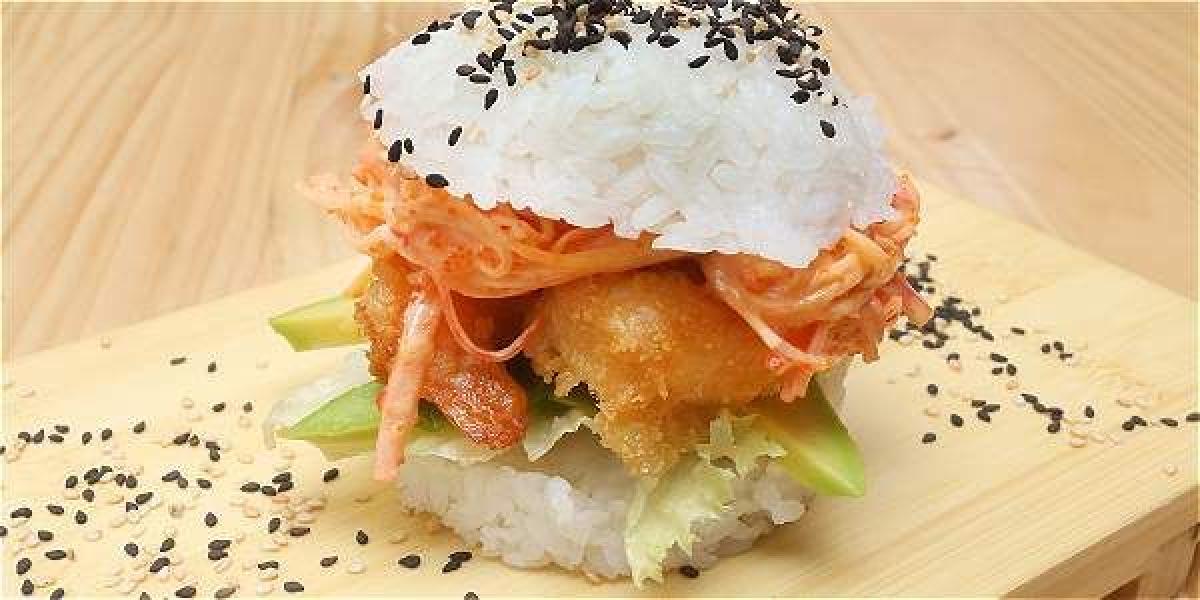 La 'sushi burger' ($ 15,000) es el bocado con el que Bruna quiere marcar una nueva etapa; trae lechuga crocante con aguacate y langostinos apanados entre dos panes de arroz de sushi.