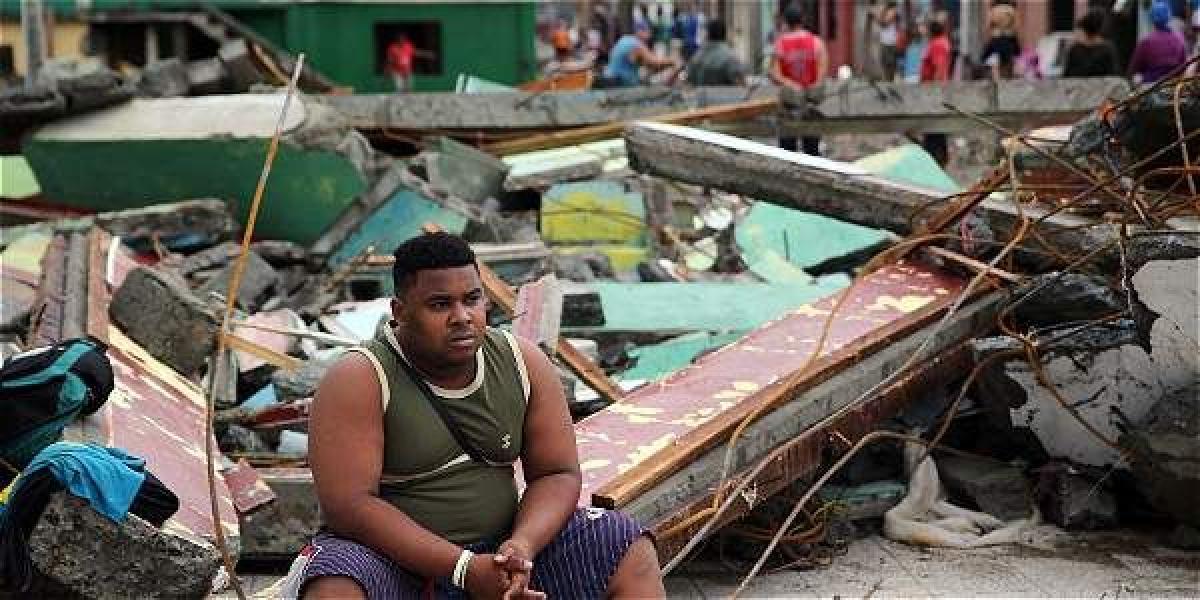 Cubanos de Baracoa, en la parte oriental de la isla, observan los destrozos del paso de Matthew. No se han registrado muertos.