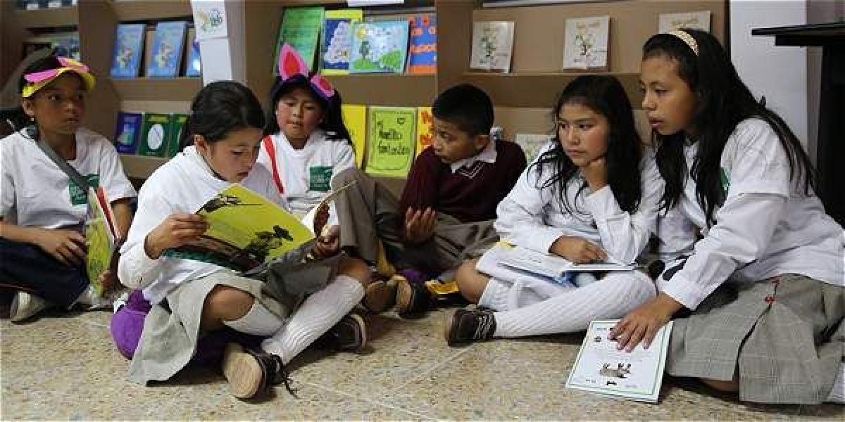 La lectura en voz alta y de manera colectiva permite que los niños desarrollen muchas más habilidades como la escucha, la interpretación y la comprensión de lo que leen.