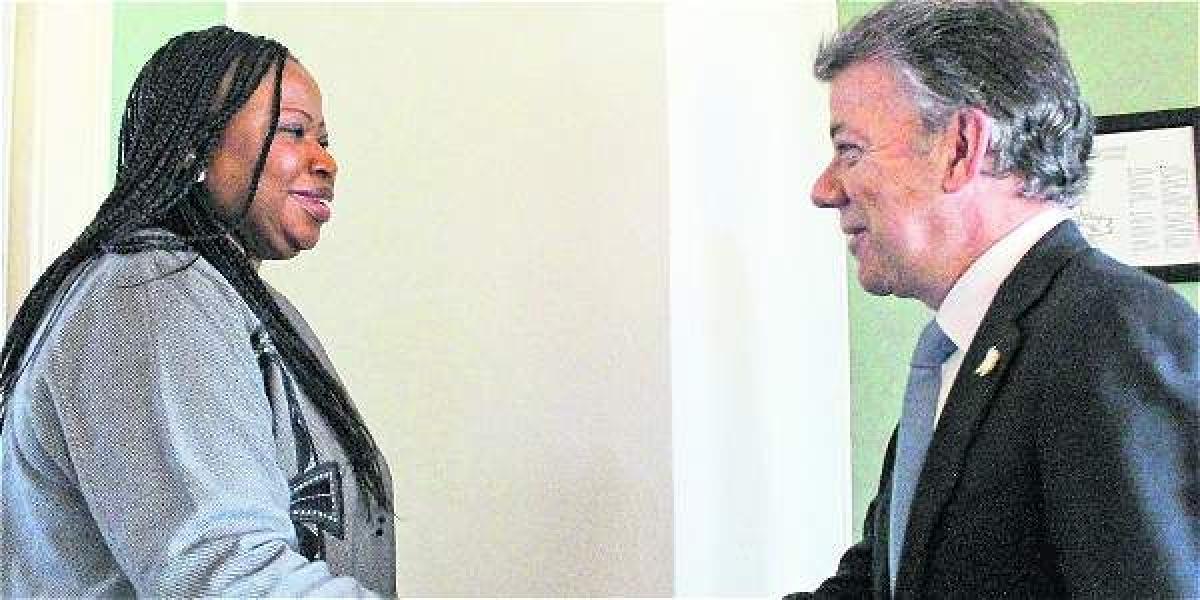 La fiscal de la CPI, Fatou Bensouda, se reunió con el presidente Juan Manuel Santos (der.) en junio del año pasado, en Oslo (Noruega), para manifestarle sus observaciones sobre el proceso de paz.