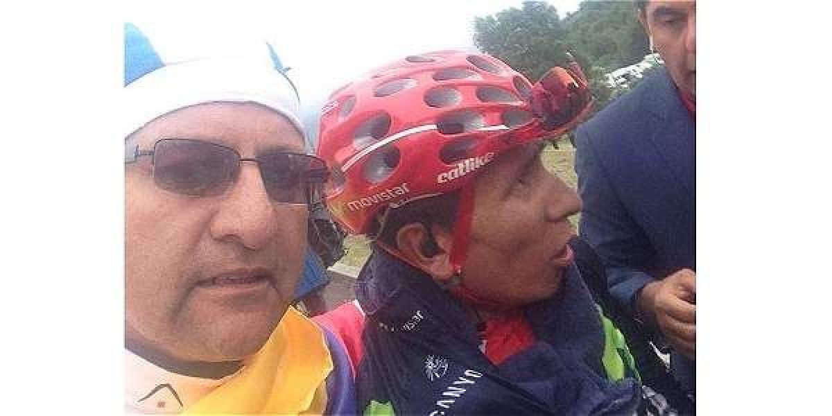 Nemesio Ruiz (izq.) junto a Nairo Quintana tras la etapa que terminó en el Alto del Naranco. La selfi que se tomó este lunes aún no la ha bajado de la cámara.
