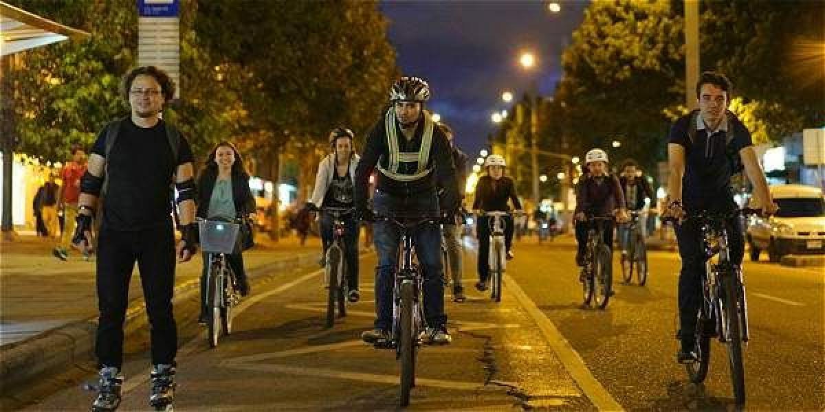 Muchos salieron de sus trabajos o de sus estudios a disfrutar de la actividad. La vigilancia de la Policía animó a más de uno a sacar su bicicleta en la noche.