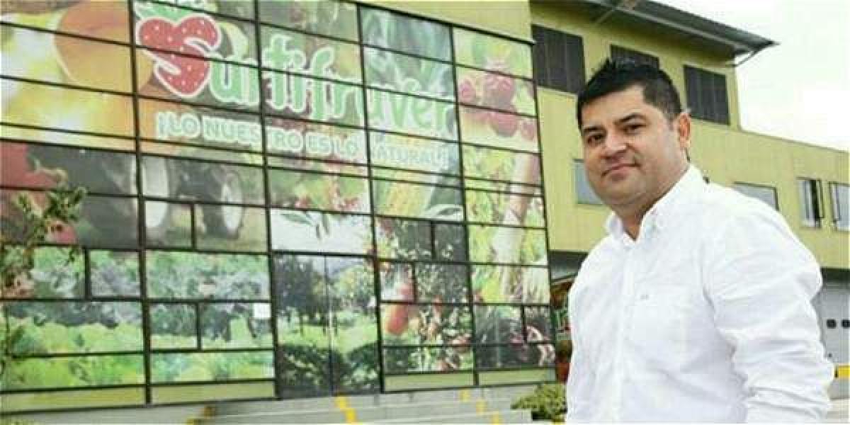 El empresario Jhony Alonso Orjuela Pardo frente a uno de los 15 establecimientos que tenía en la Sabana.
