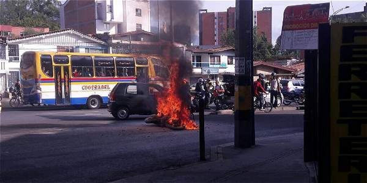 Las llamas fueron controladas por los Bomberos. El conductor de la moto reportó lesiones leves.