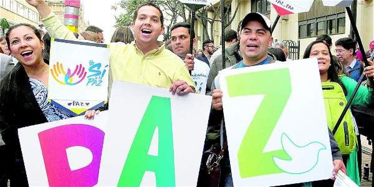 Grupo de ciudadanos que apoyan el 'Sí' en una manifestación.