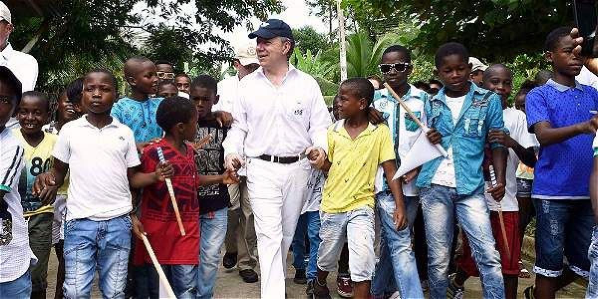 El presidente Juan Manuel Santos fue recibido en Bojayá (Chocó) por un grupo de niños.