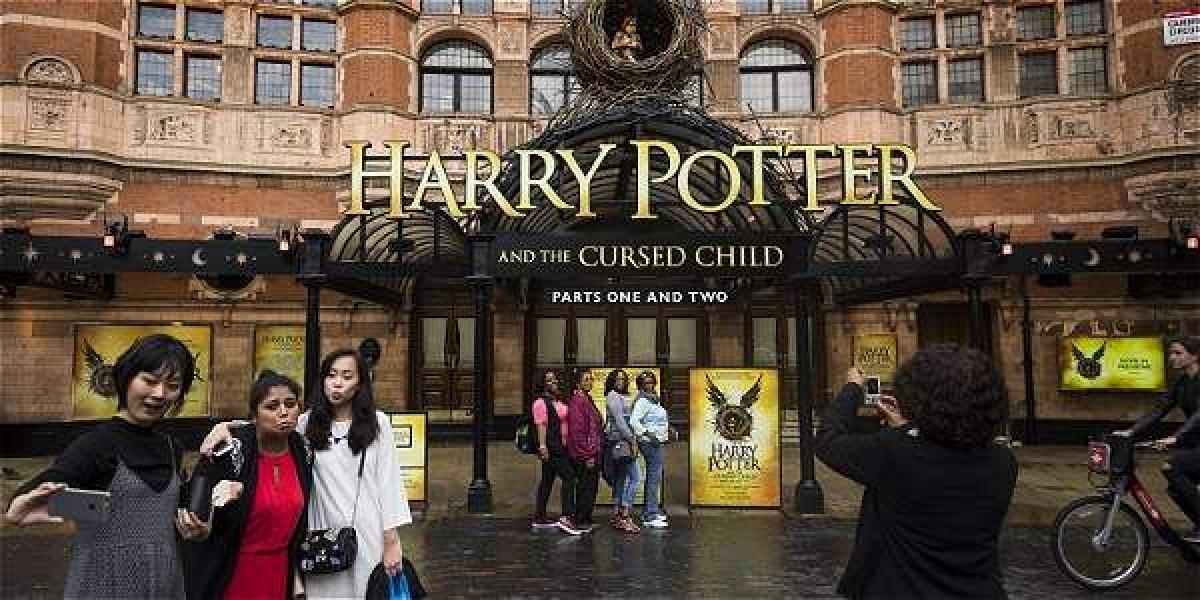 La obra teatral se estrenó en el West End y fue escrita por  Jack Thorne, con idea original de J.K. Rowling, creadora de Harry Potter.