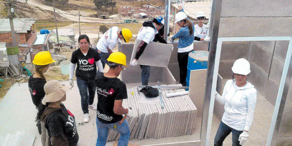 Los voluntarios de la Fundación Catalina Muñoz recorren el país construyendo viviendas.