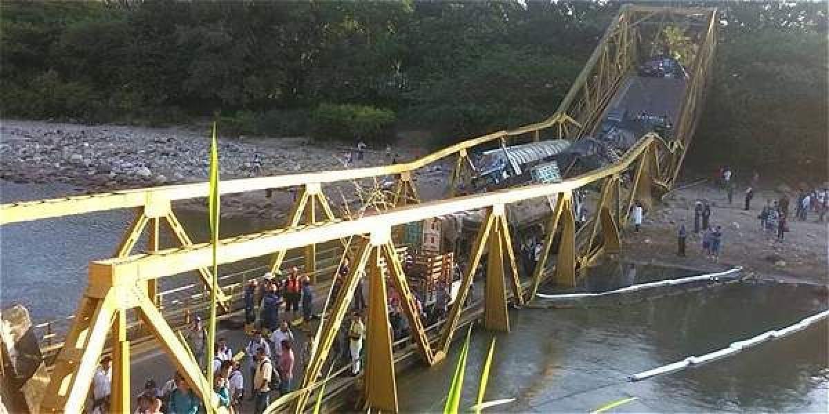 El quebrado puente quedó extendido sobre el lecho del río Charte.