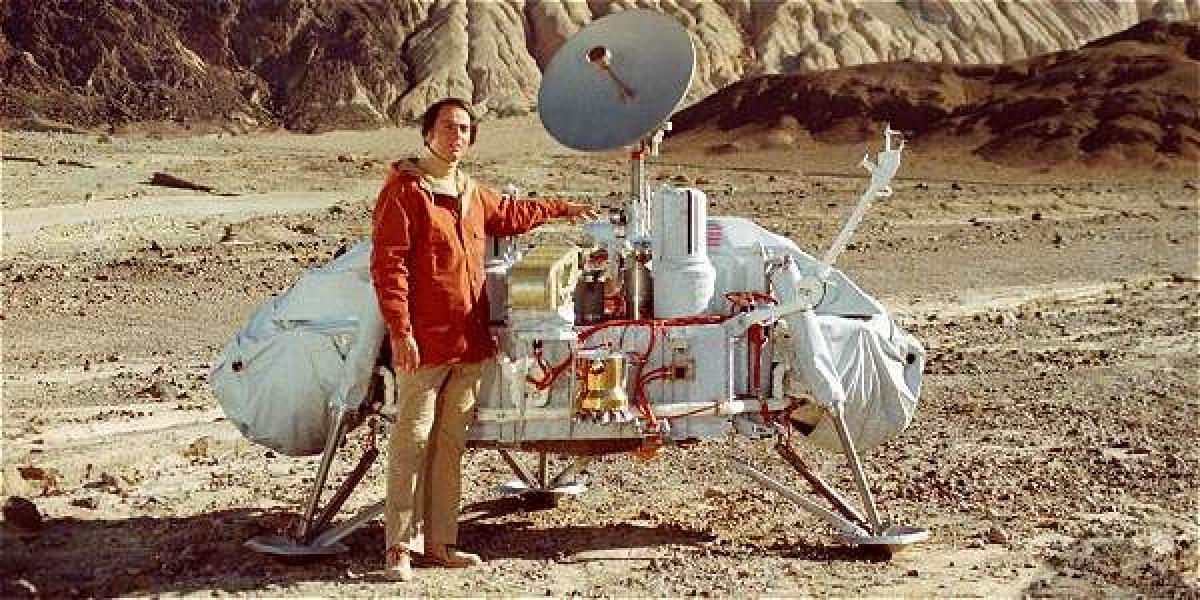 Carl Sagan junto a un modelo de la sonda Viking, que exploró el planeta Marte.