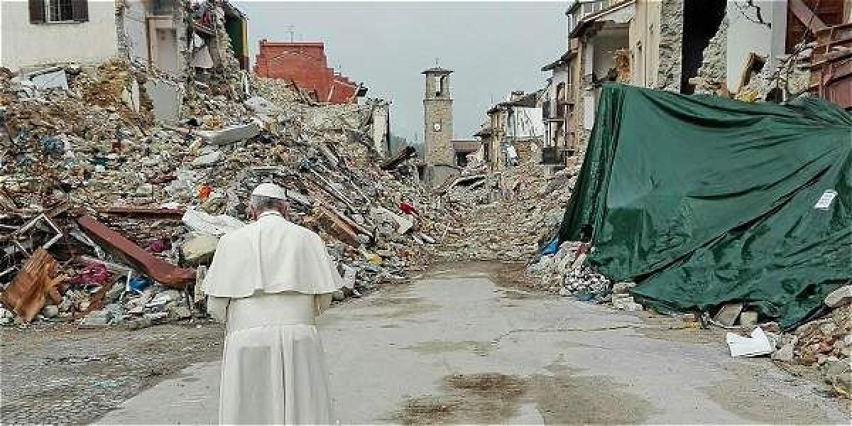 El papa Francisco visitó la "zona cero" del terremoto en Amatrice, Italia.