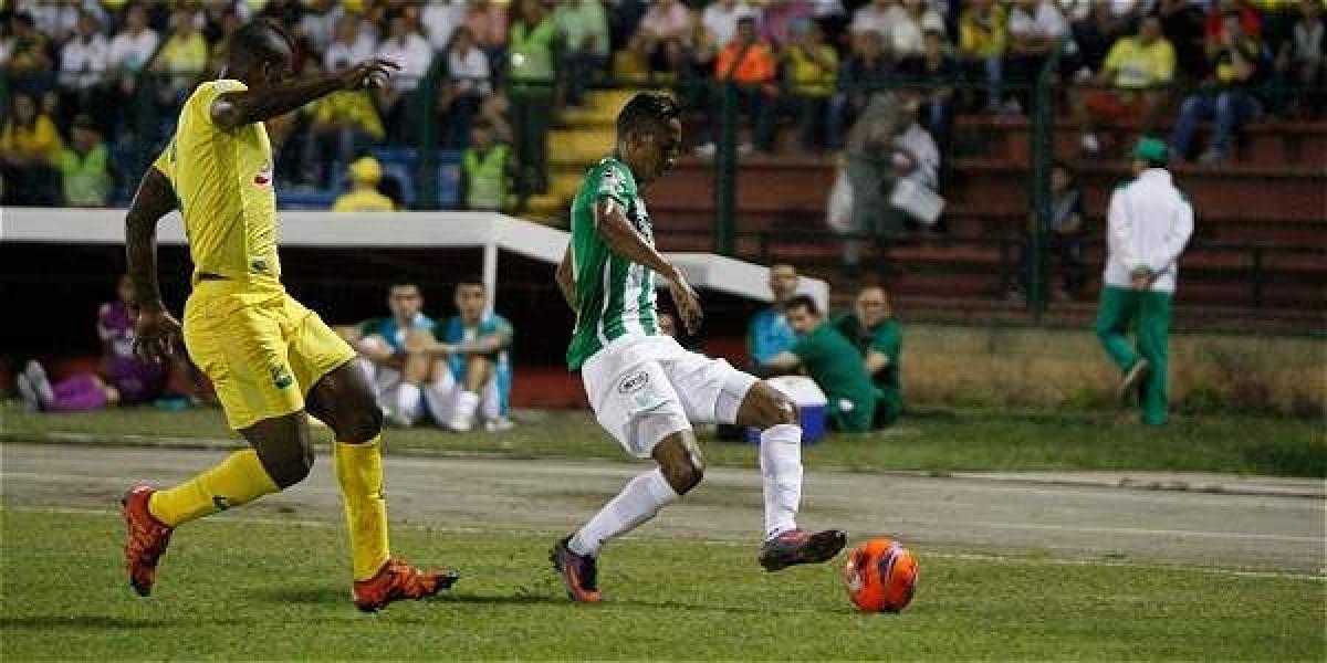 Acción de juego del partido entre Bucaramanga y Nacional.