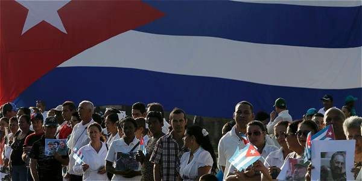 Cubanos esperan la llegada de las cenizas de Fidel Castro en las Tunas, Cuba, en su tercer día de recorrido.