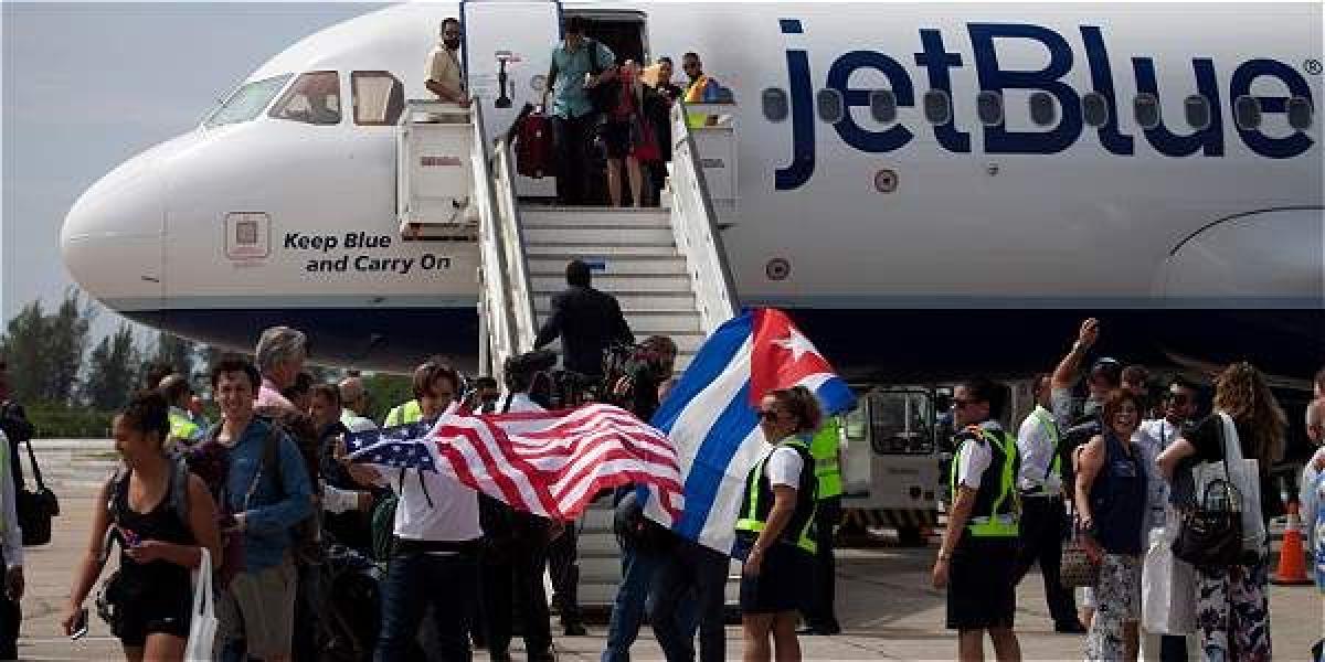 La alegría era general entre los 150 viajeros que ayer pisaron suelo cubano. Turistas, periodistas y políticos, en el grupo de invitados.