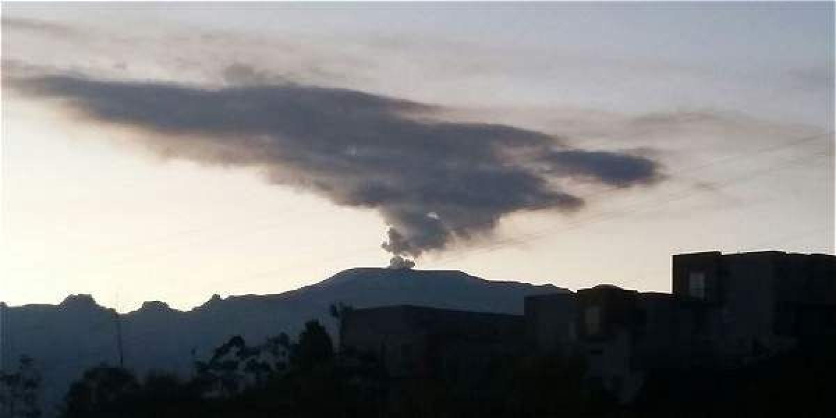 Así amaneció este jueves la fumarola del volcán nevado del Ruiz, vista desde Manizales.