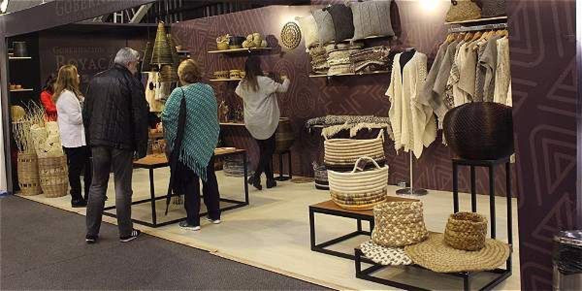La Gobernación compra un stand para ayudar a los pequeños artesanos a promocionar y vender sus obras.