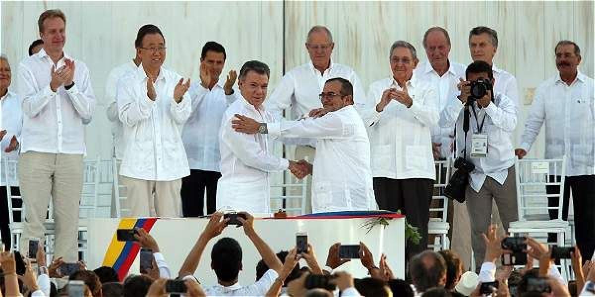 Santos y 'Timochenko', en el momento cumbre de la firma del acuerdo. Atrás, los presidentes Nieto, Kuczynski y Castro.